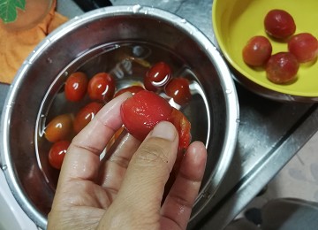 大量のミニトマトは冷凍保存がおすすめ 皮を簡単に剥けて トマトソースに 田舎でゆったり暮らしたい
